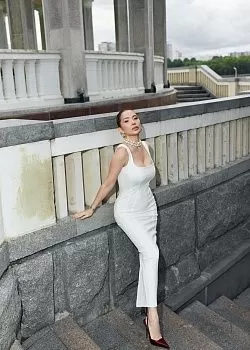Платье на бретелях, с рельефами