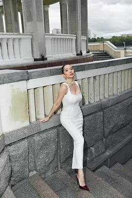 Платье на бретелях, с рельефами