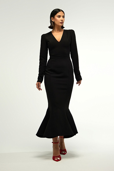 картинка Платье с клиньями и декольте черное от интернет магазина