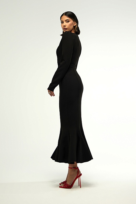 картинка Платье с клиньями и декольте черное от интернет магазина